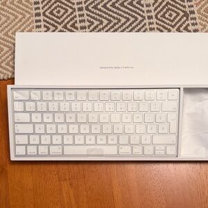 Apple Silver Bluetooth Wireless Keyboard, New